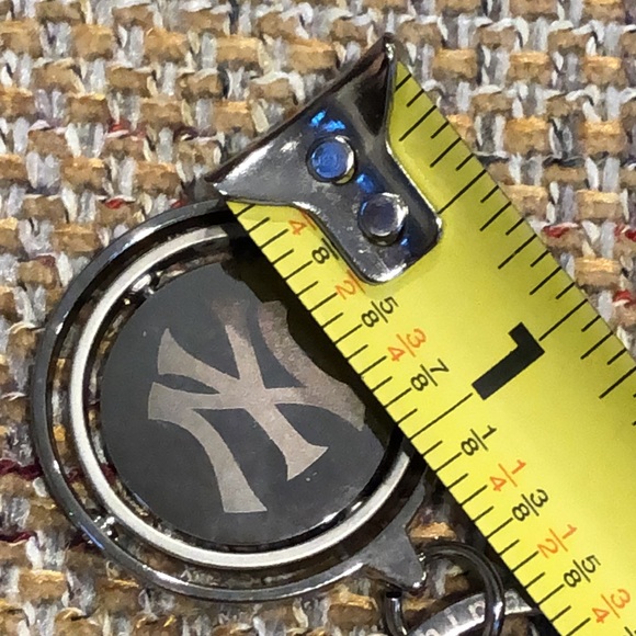 NEW YORK YANKEES 3 Dimensional Keychains - See Video and Photos - Silver - Picture 4 of 10